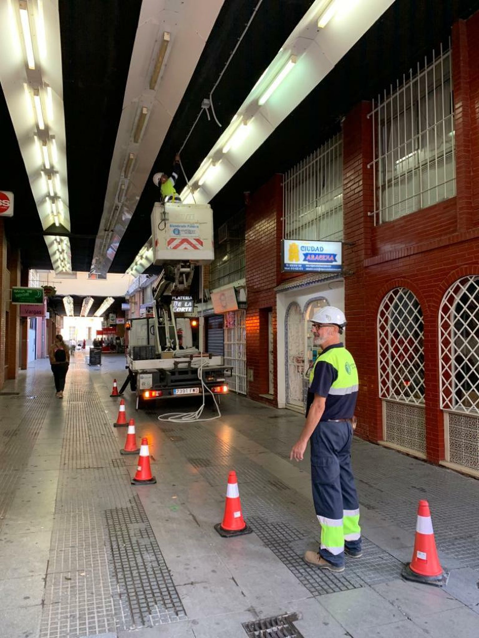Cambios en el alumbrado del Pasaje Manuel Machado, en el centro de Huelva.