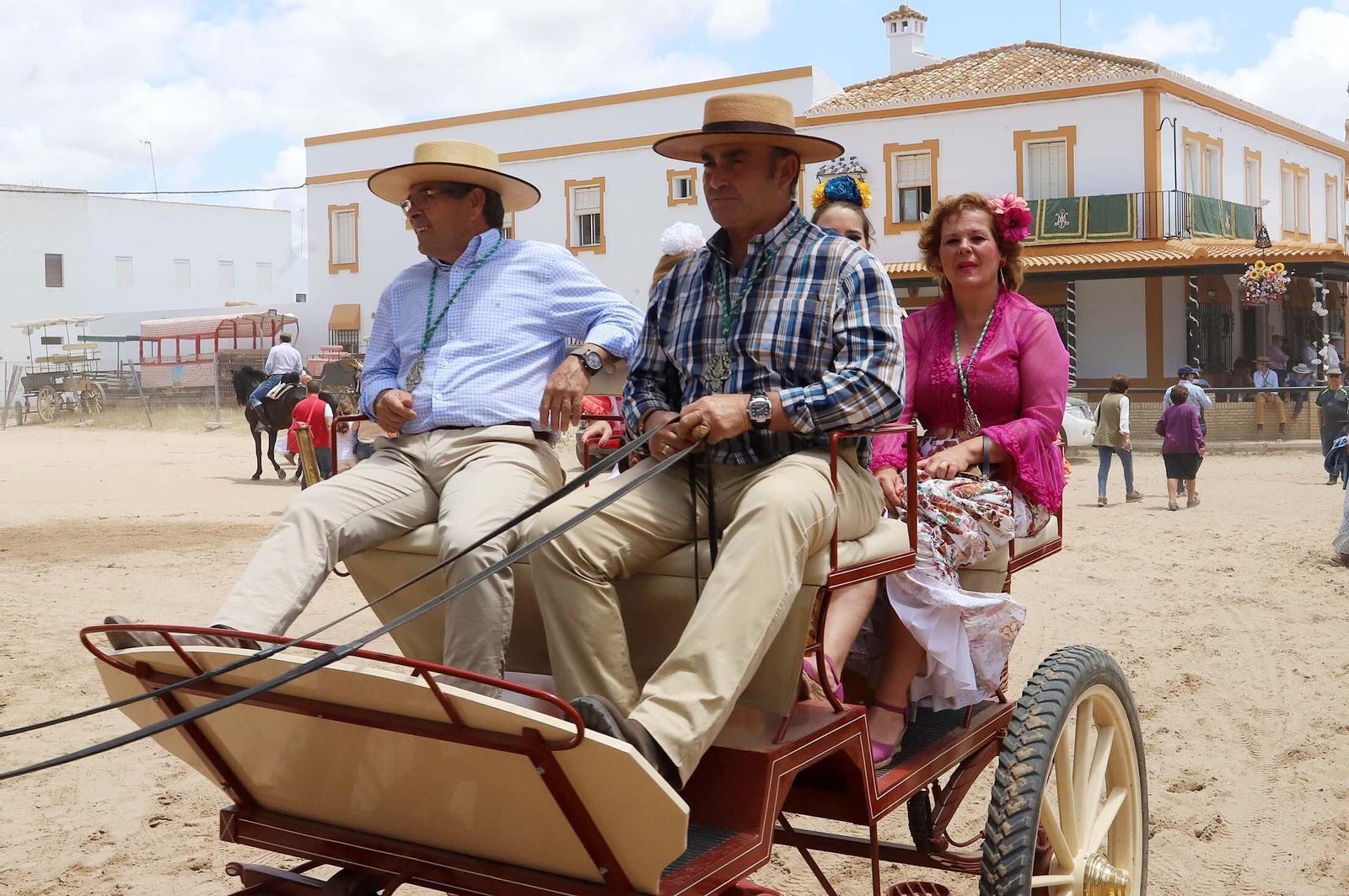 Imágenes del ambiente El Rocío y en Casas de Hermandades