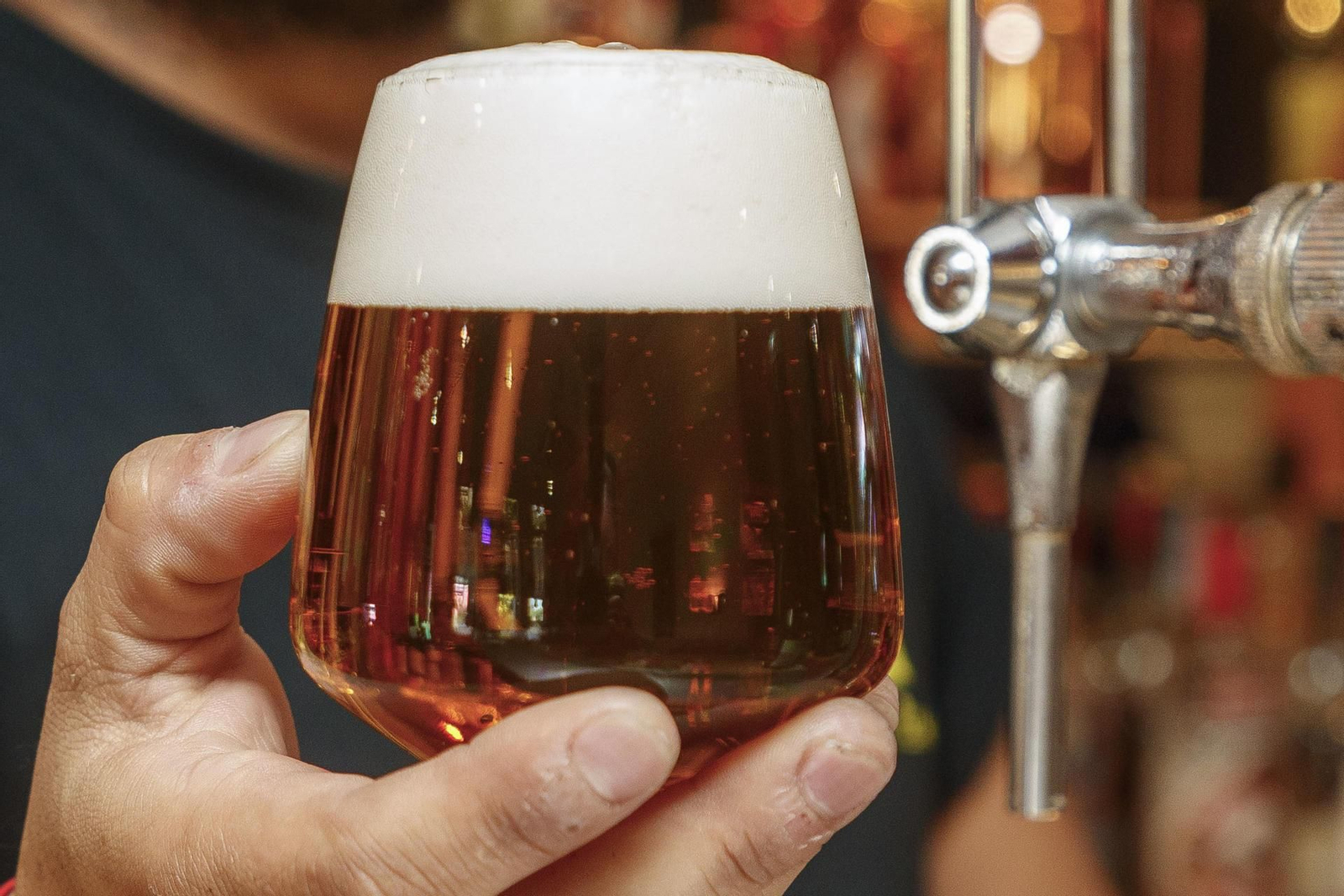 Una copa de cerveza servida en tirador.