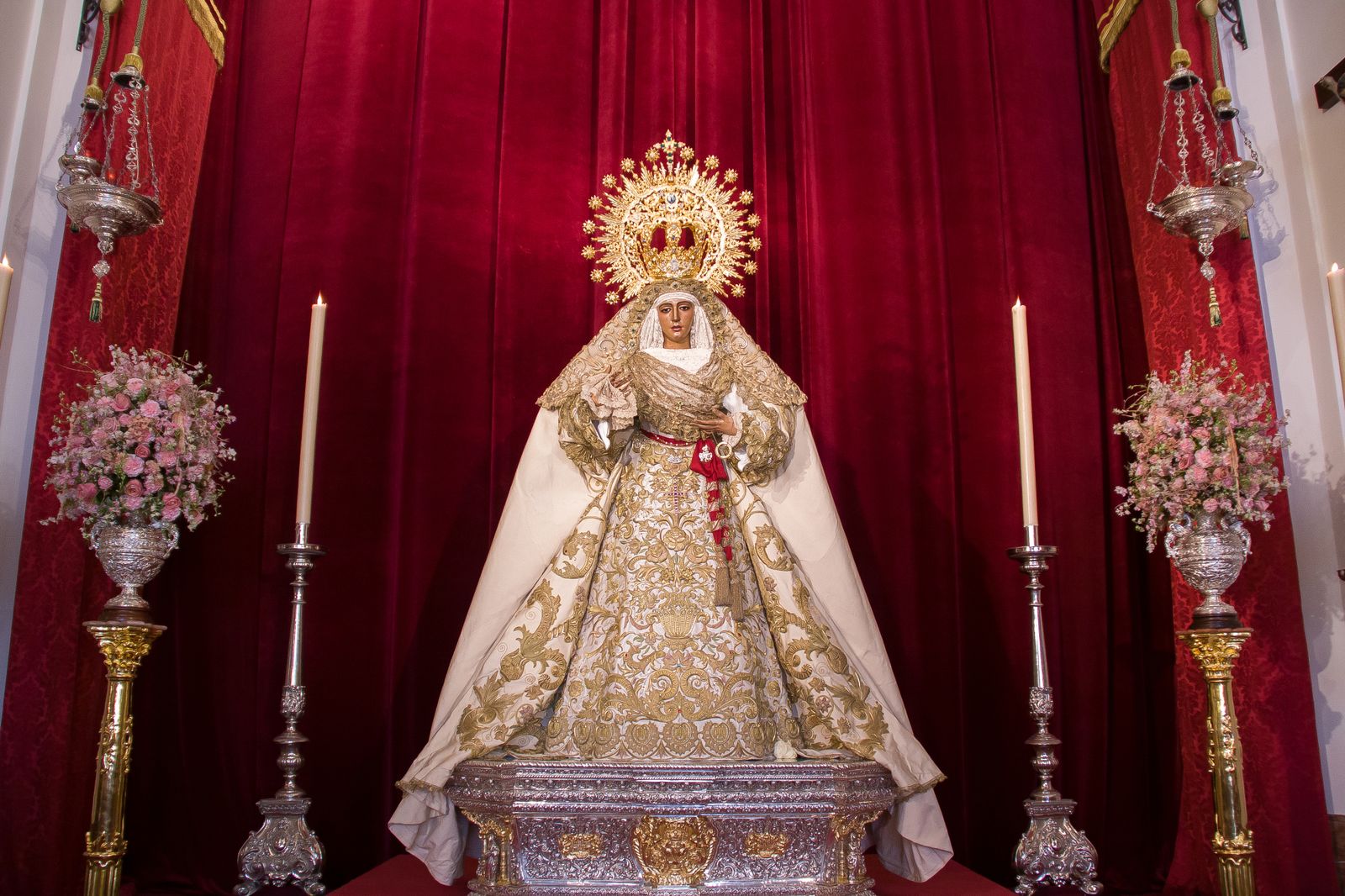 La Esperanza de Triana amanece vestida de blanco para la Pascua de Resurrección