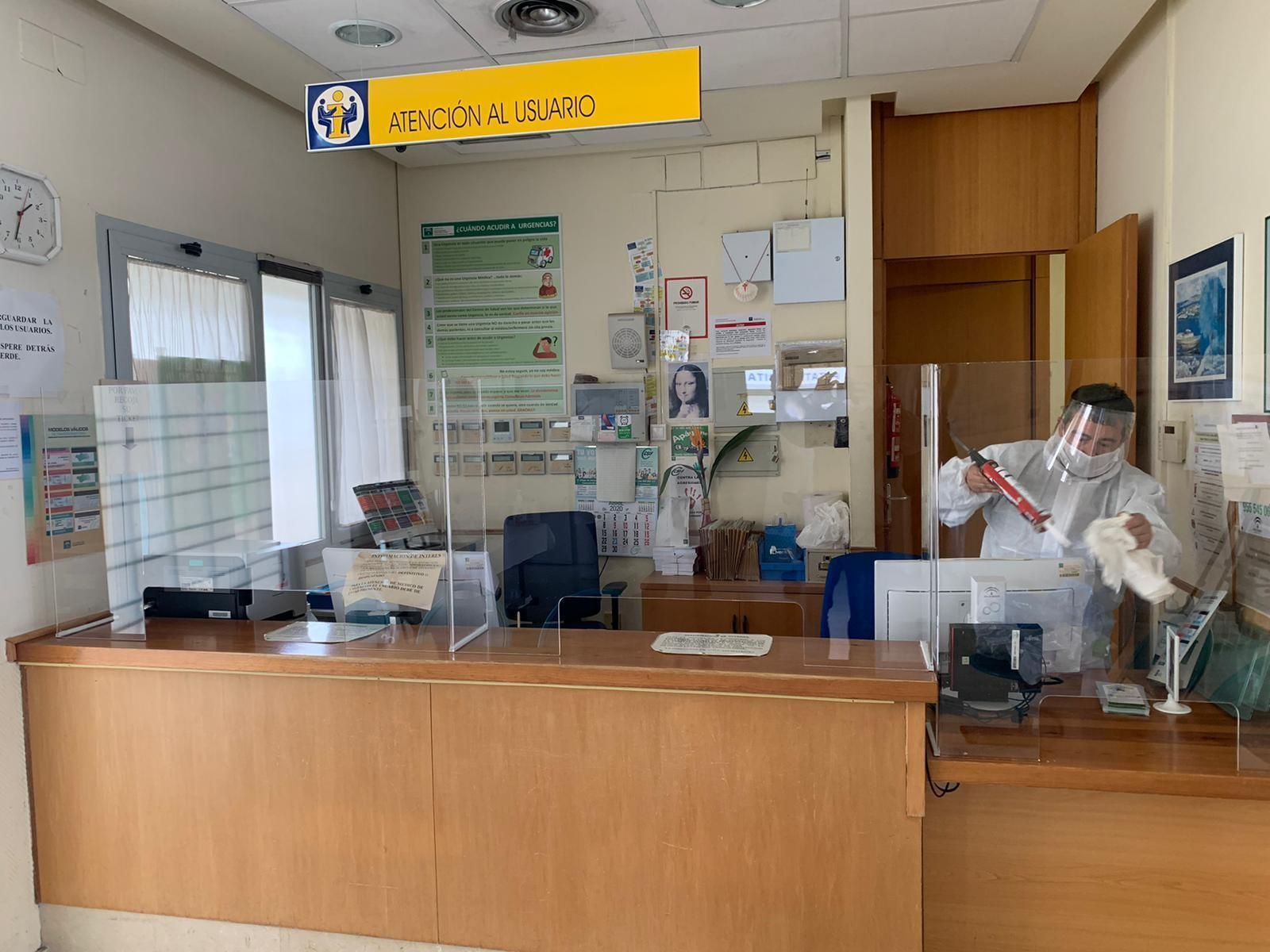 Instalación de mamparas de protección en el centro de salud de Adoratrices.