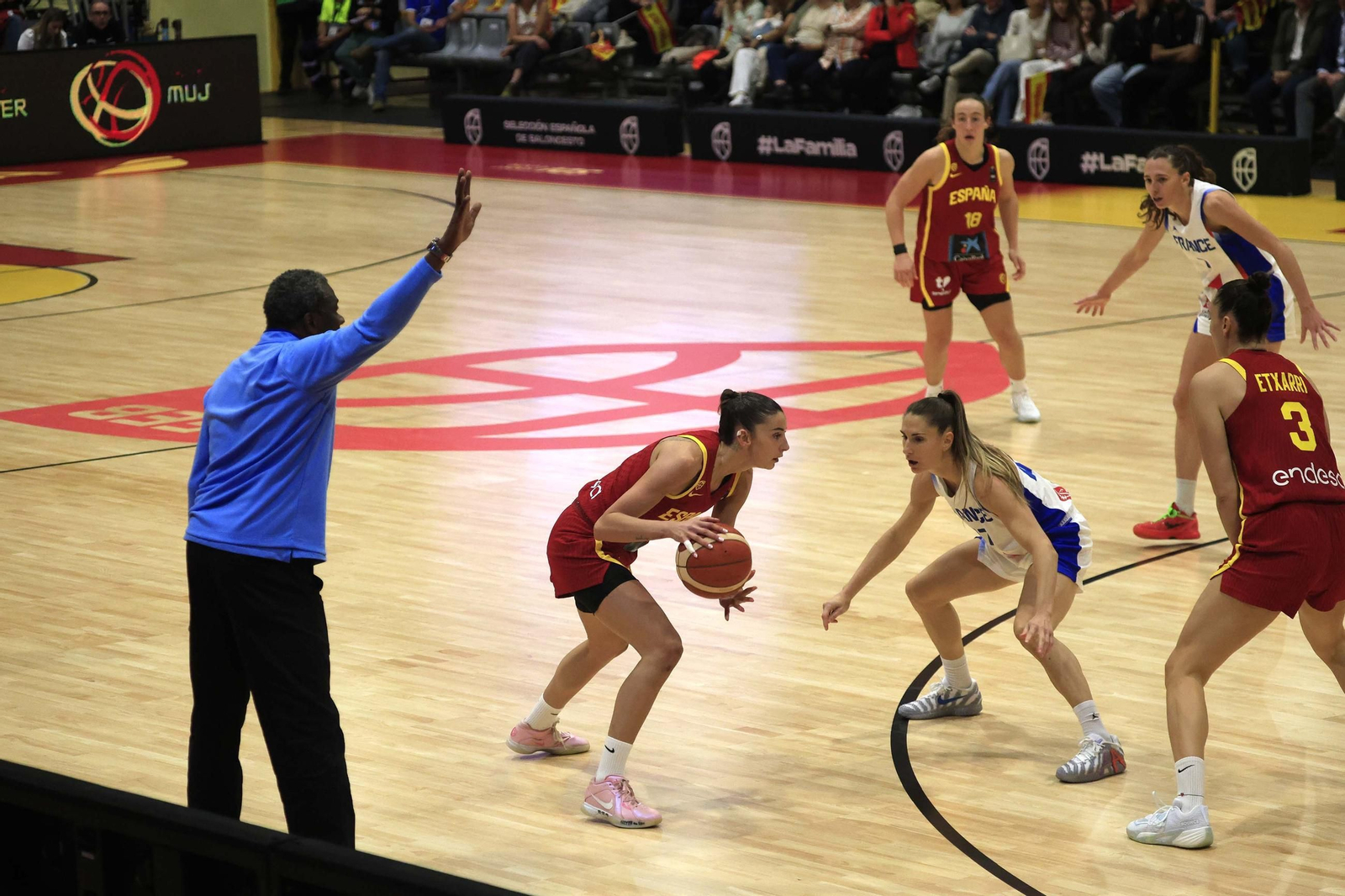 Fotos del partido y ambiente en el España-Francia del Torneo Internacional de Baloncesto Femenino en La Línea
