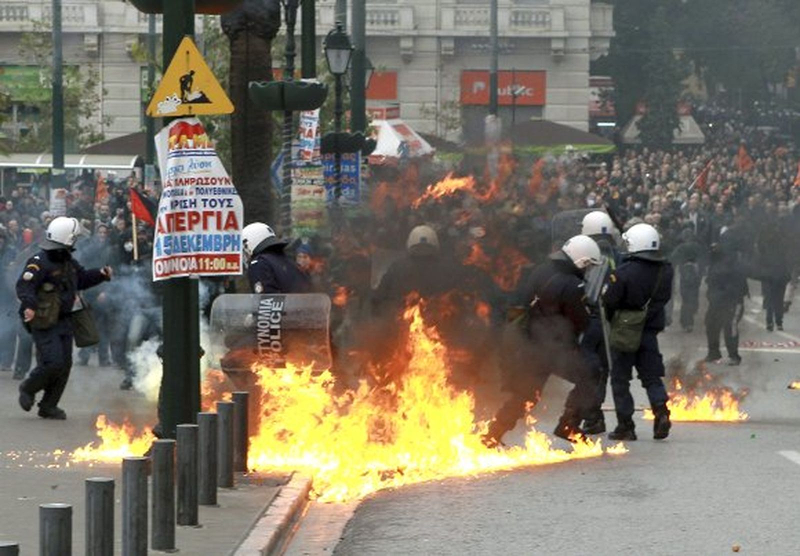 Otra huelga general inunda de violencia Atenas