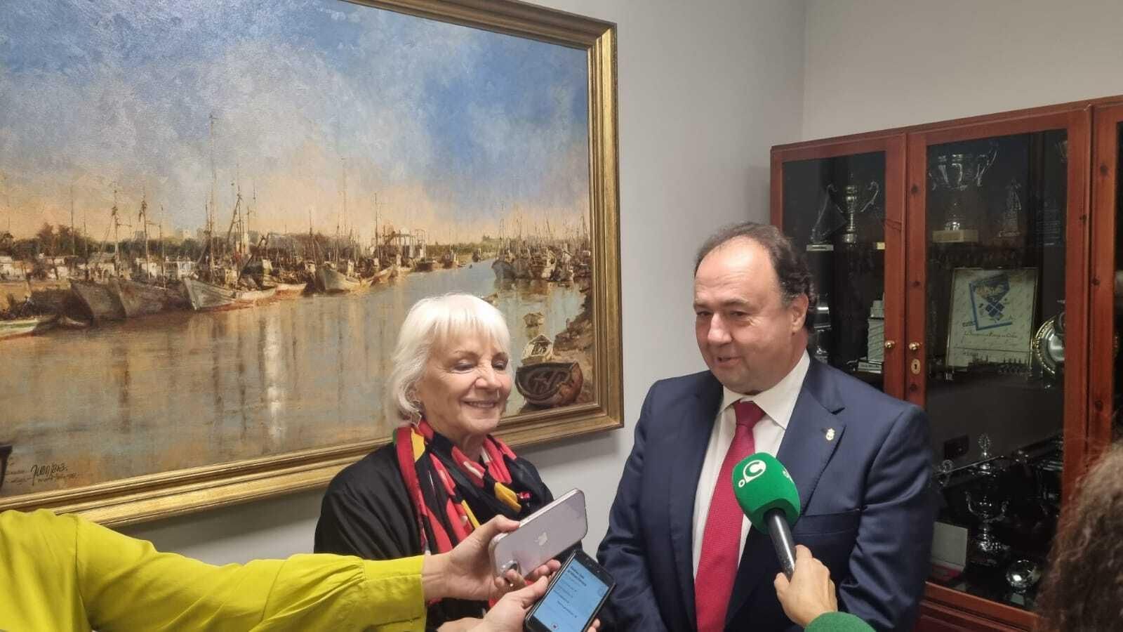 Teófila Martínez y Casimiro Mantel, durante su encuentro con los medios de comunicación previo a la reunión Teófila Martínez y Casimiro Mantel, durante su encuentro con los medios de comunicación previo a la reunión