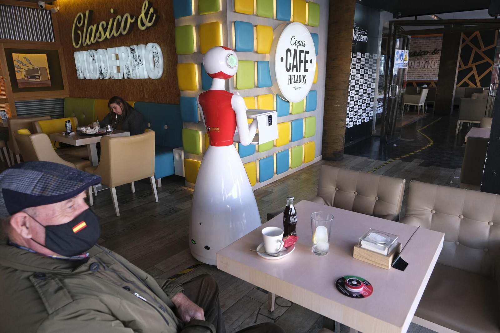 Estefanía cuenta con dos bandejas en las que transporta las consumiciones