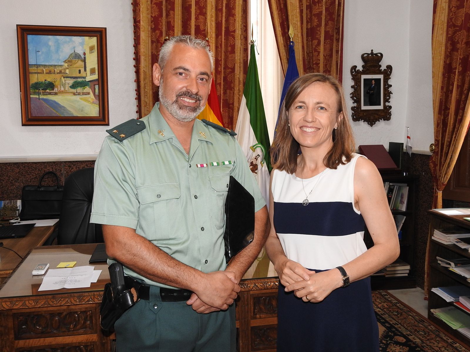 La alcaldesa de Huércal-Overa recibe al Comandante de Puesto de la Guardia Civil