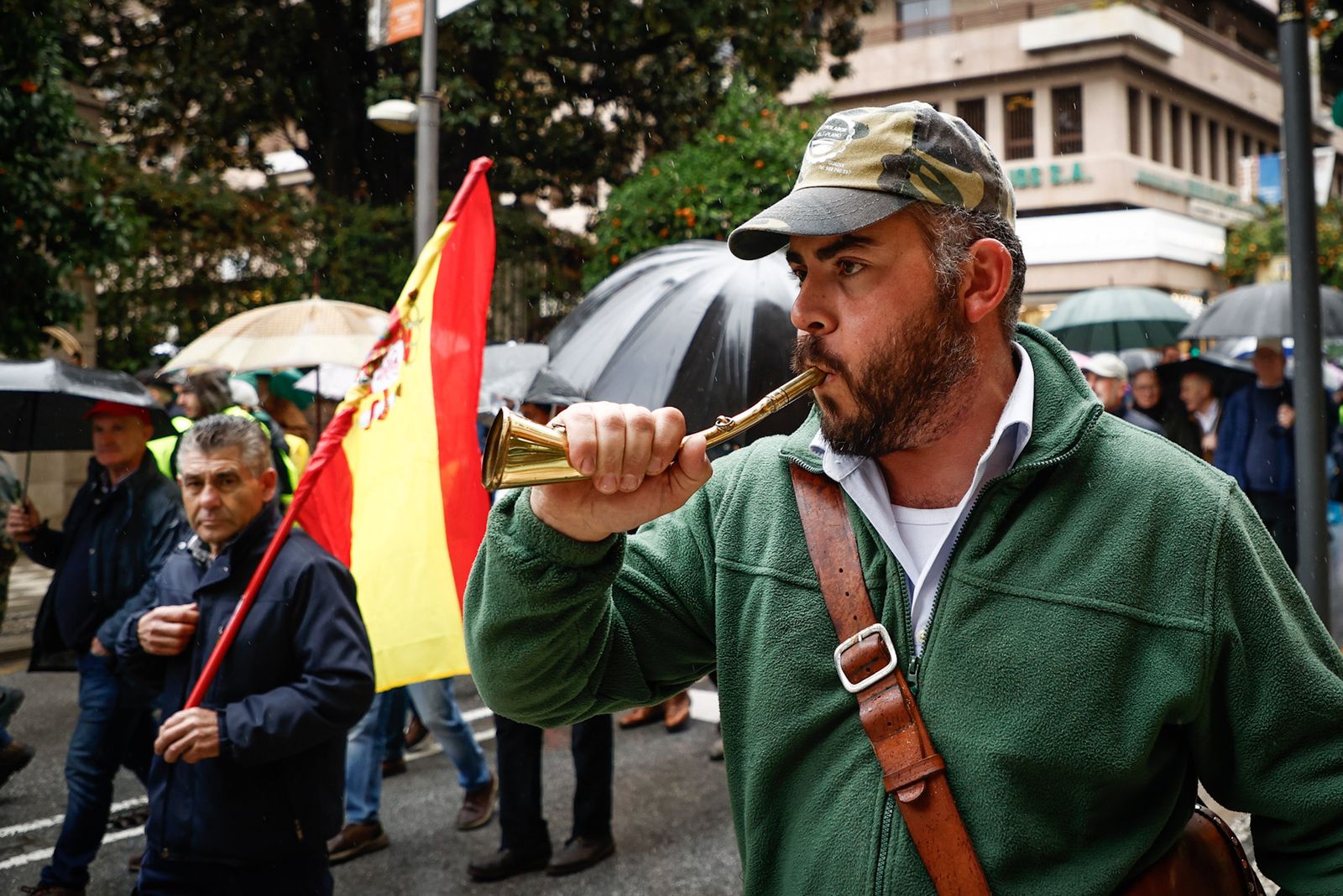 Las mejores imágenes de la tractorada que ha paralizado Granada bajo la lluvia