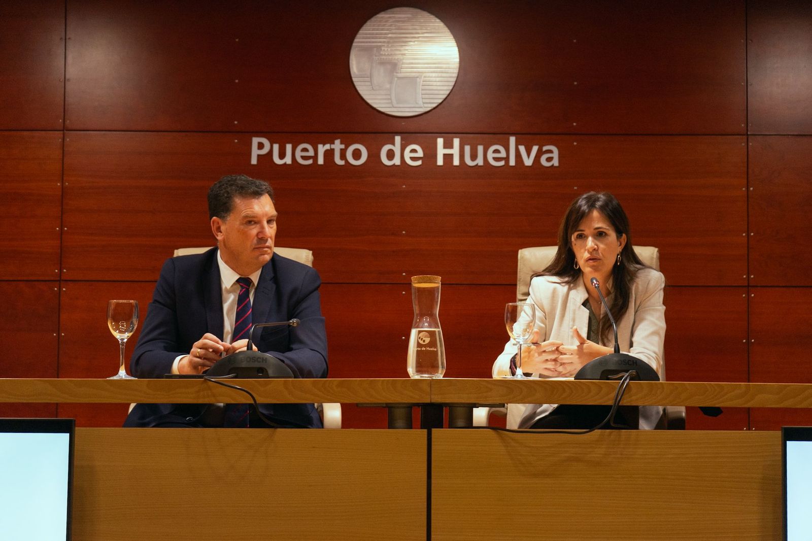 El presidente del Puerto de Huelva, Alberto Santana, acompañado de la jefa del Departamento de Sostenibilidad y Transición Energética del Puerto, Rocío López.