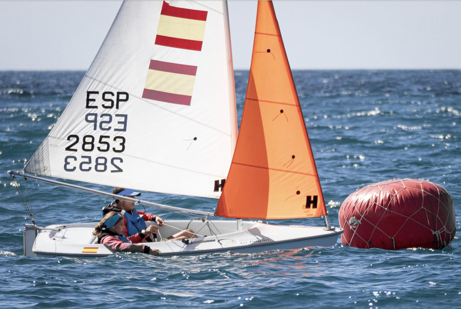 Dos regatistas durante su participación en una edición de esta competición de vela celebrada anteriormente.