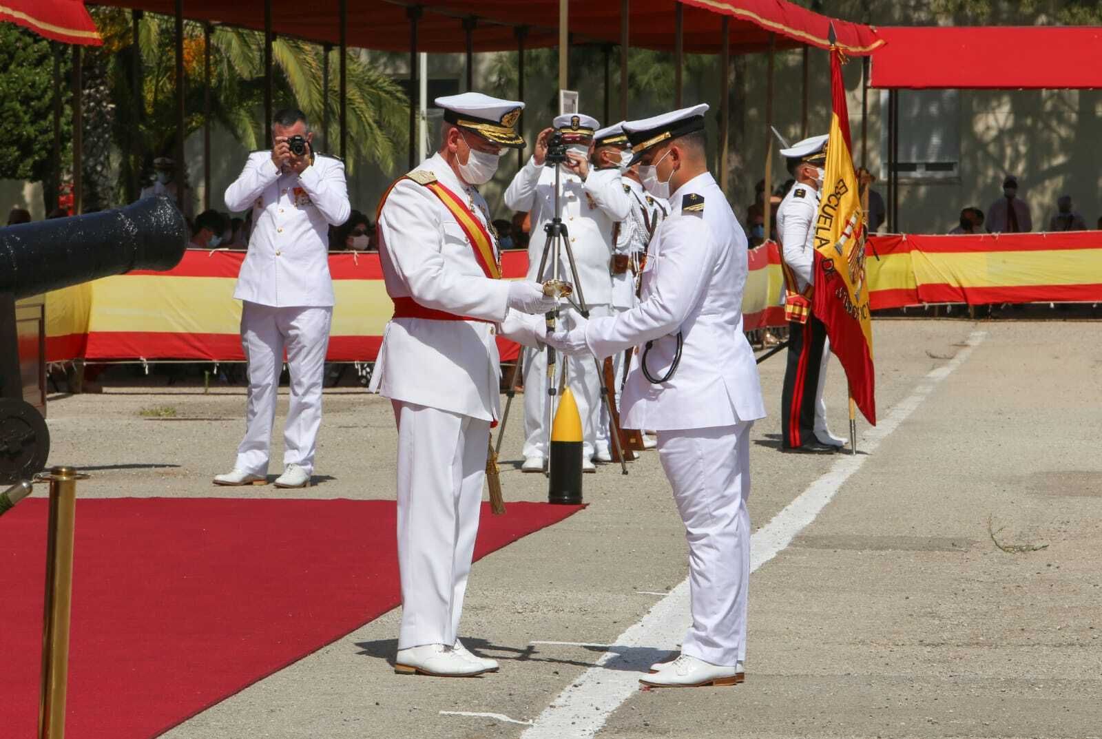Entrega de despachos en la Escuela de Suboficiales de la Armada