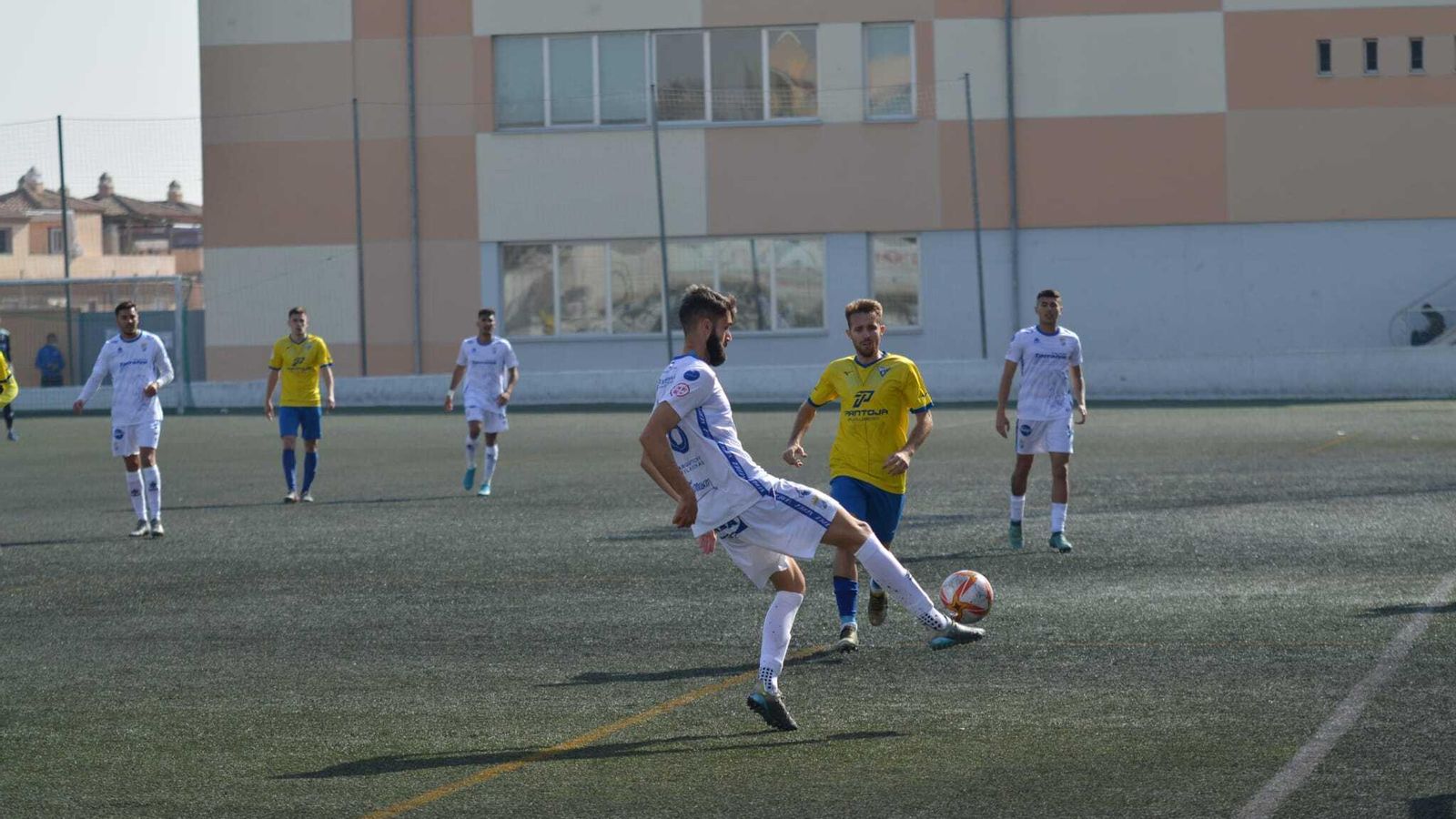 Borja controla el balón en un momento del partido.