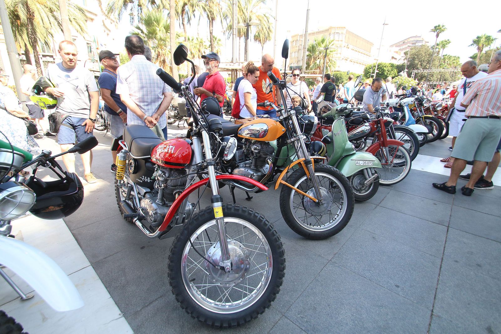 Fotogalería de la exhibición de motos antiguas. Feria Almería 2019