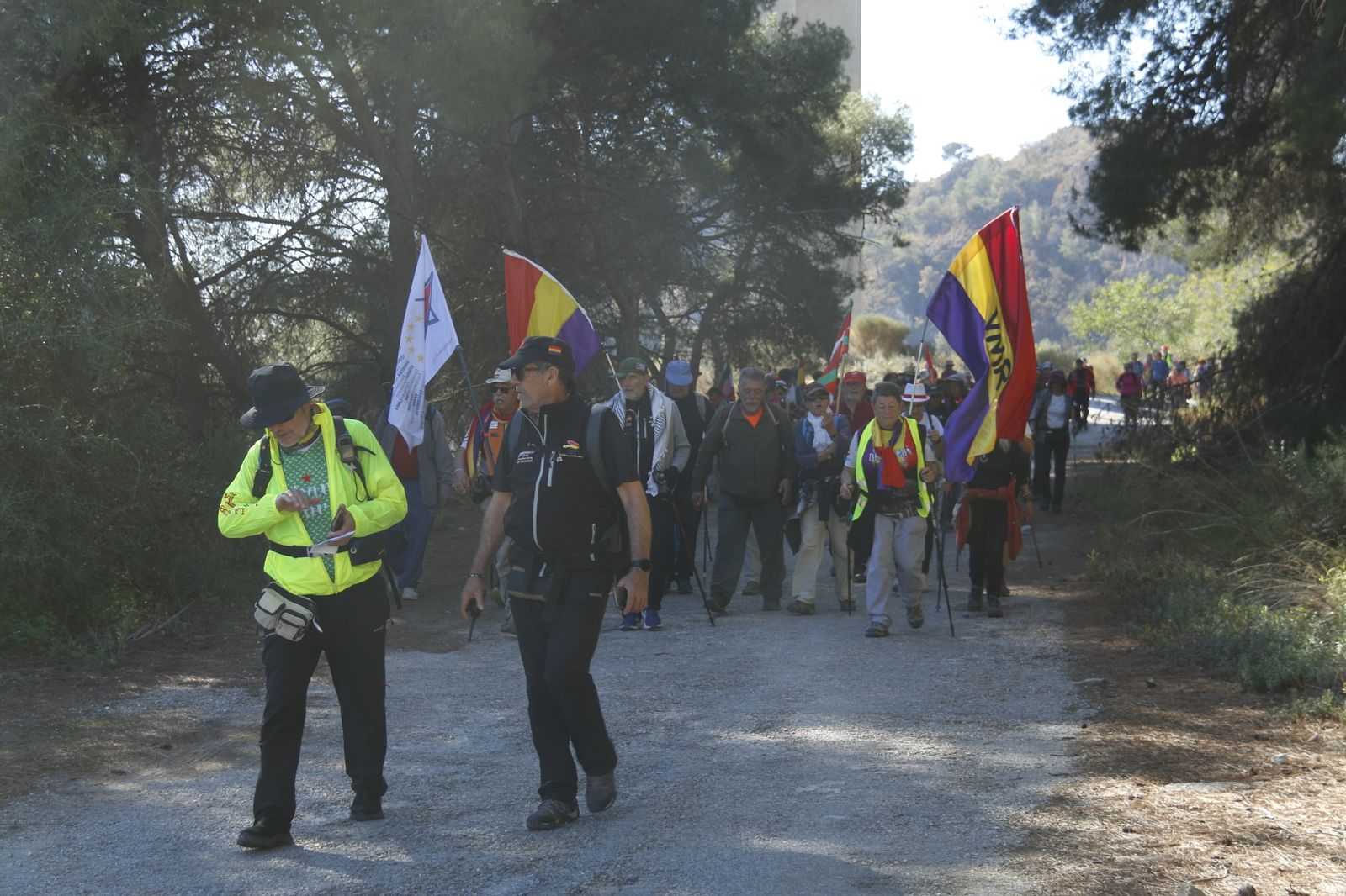 Cientos de personas participan en la marcha de la Desbandá