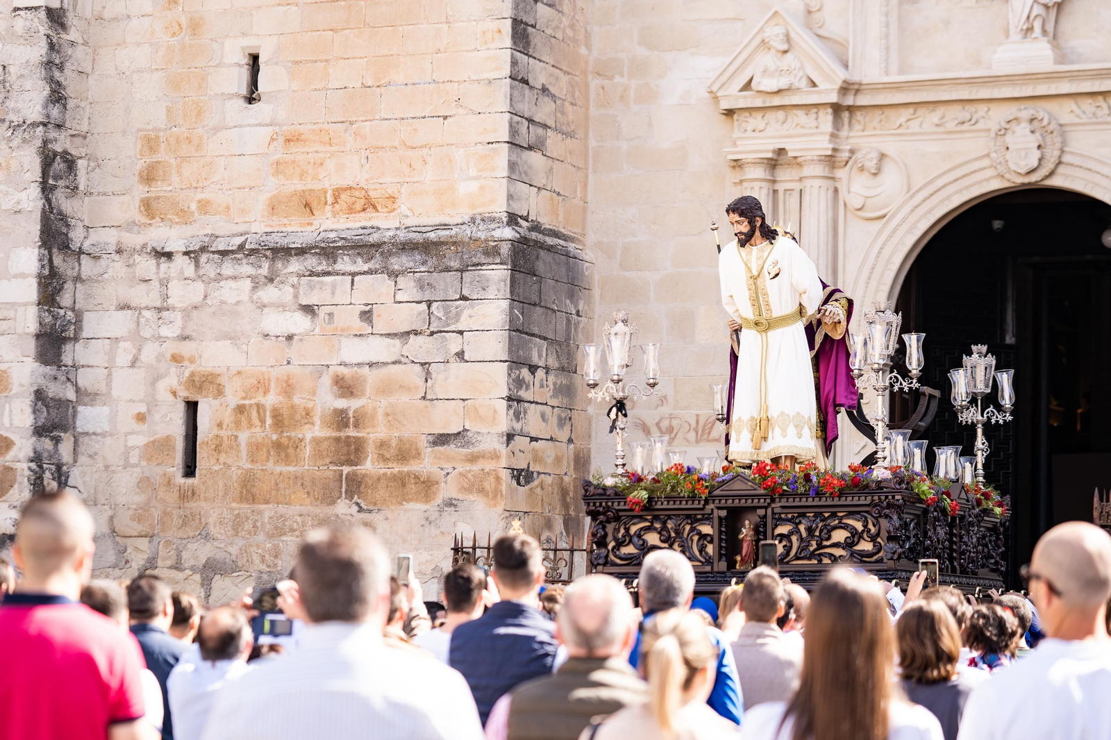 Jueves Santo en Lucena: La procesión de Jesús de la Caridad, en imágenes