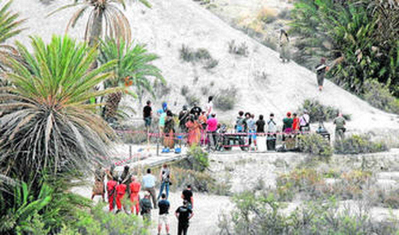 Figurantes y extras junto al equipo de rodaje, ayer, en la Rambla del Cautivo en el inicio del rodaje de 'Exodus'.