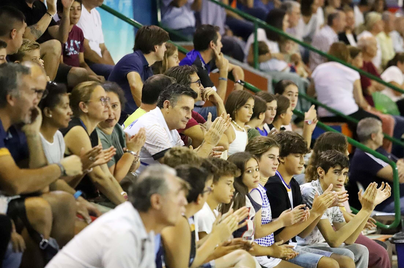 Gran ambiente en las gradas del Andrés Estrada para ver el derbi onubense Ciudad de Huelva-Huelva Comercio