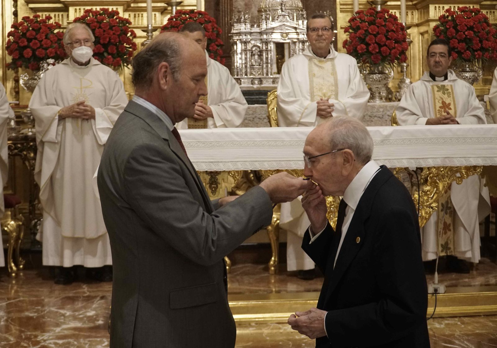 Ignacio Soro, hermano mayor del Gran Poder, en la imposición de la medalla de oro a Antonio Ríos