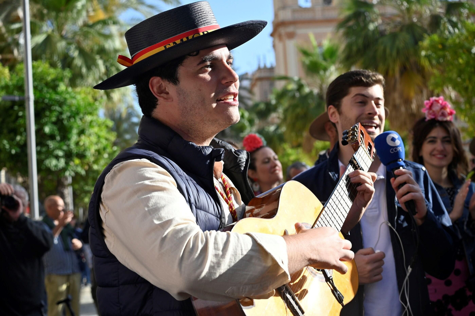 Imágenes de los peregrinos de la Hermandad de Emigrantes en su salida por las calles de Huelva