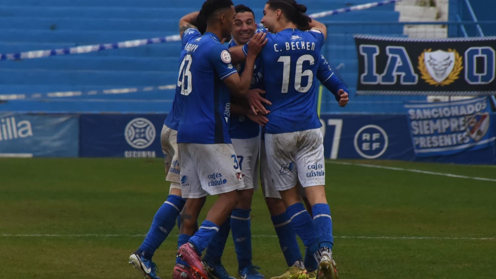 Los jugadores azulillos celebran el segundo tanto del conjunto linarense.