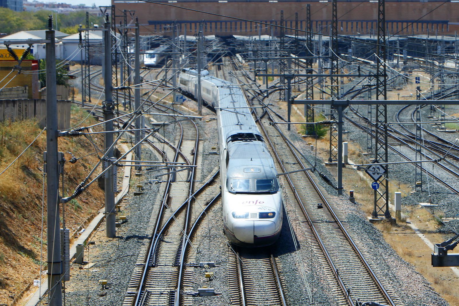 Un AVE saliendo de la estación de Santa Justa de Sevilla.
