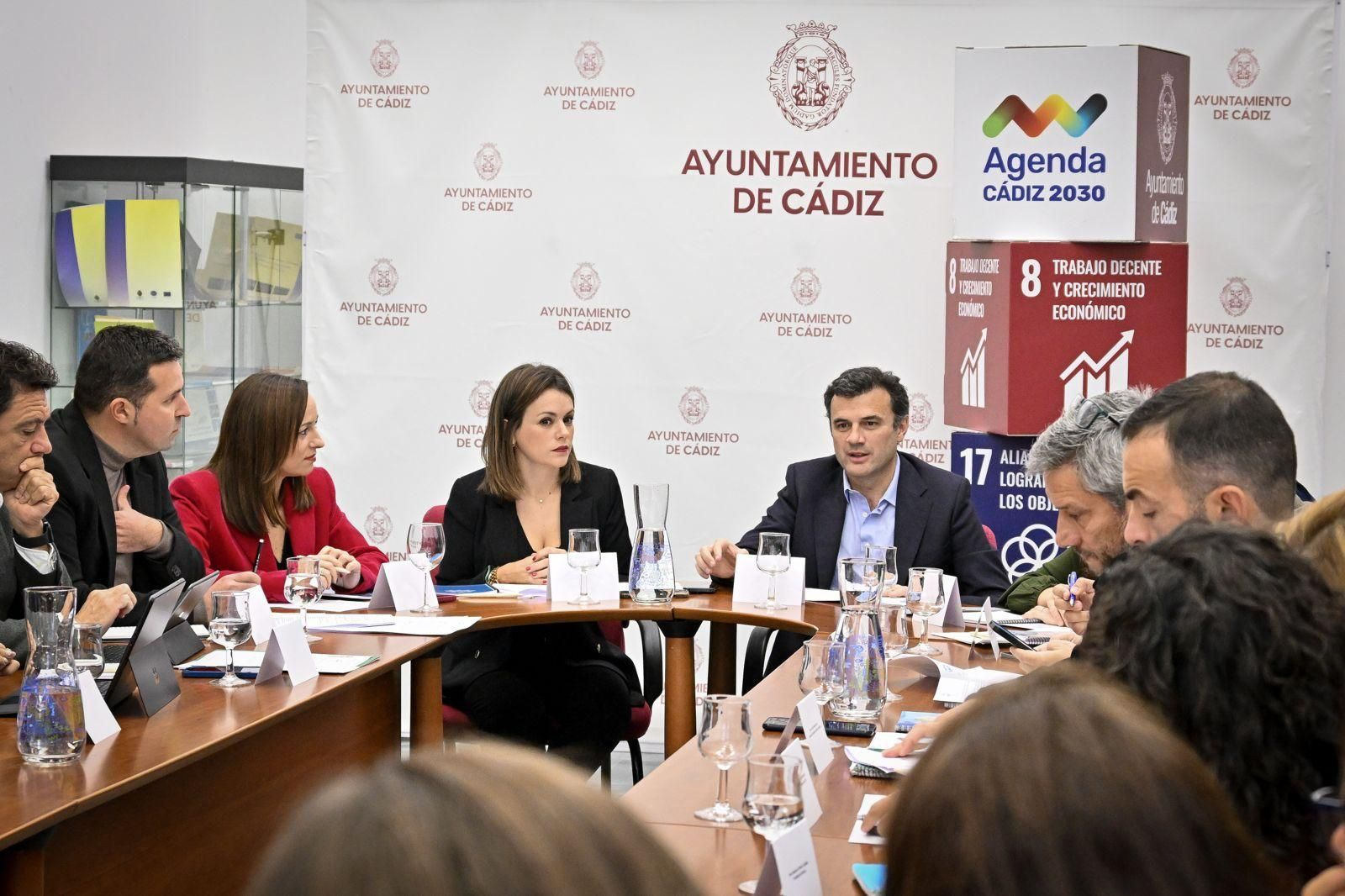 Imagen de la constitución de la Mesa por el Empleo de Cádiz.