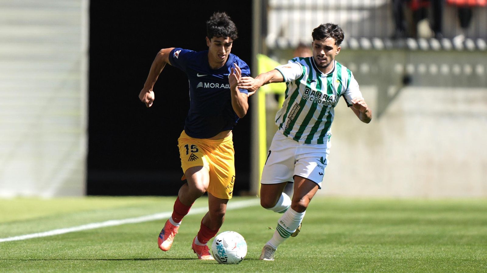 Kevin Medina intenta frenar a Olabarrieta en el Andorra - Córdoba CF.