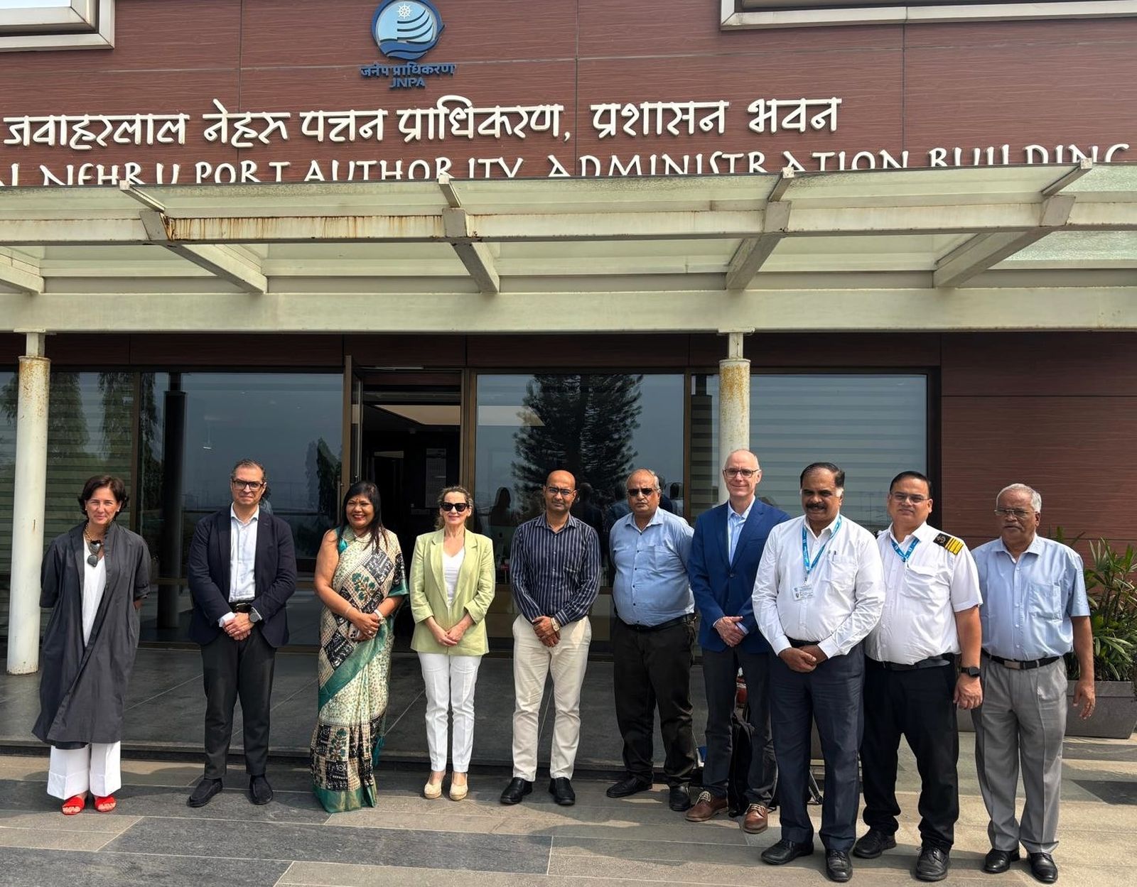 Dámaso Domínguez, técnico comercial de la APBA (segundo por la izquierda), durante la visita comercial a India