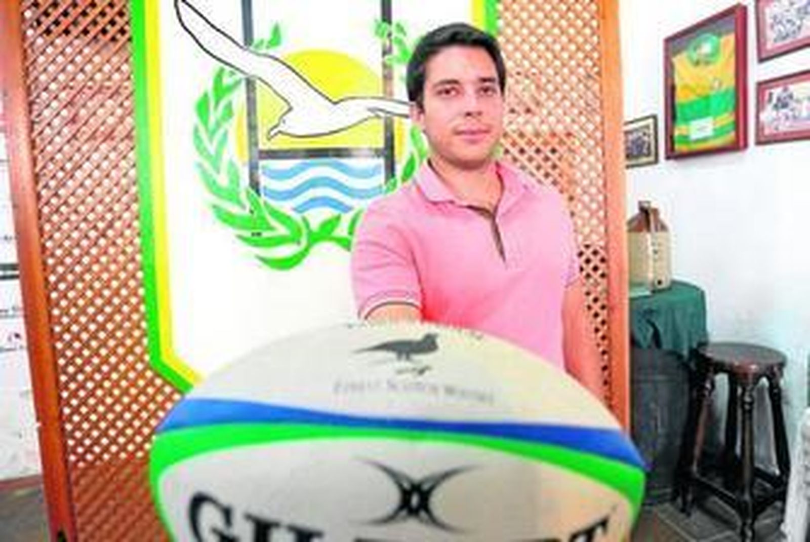 El presidente del CRAP, José Antonio Cobos, posa con un oval en las instalaciones del club.