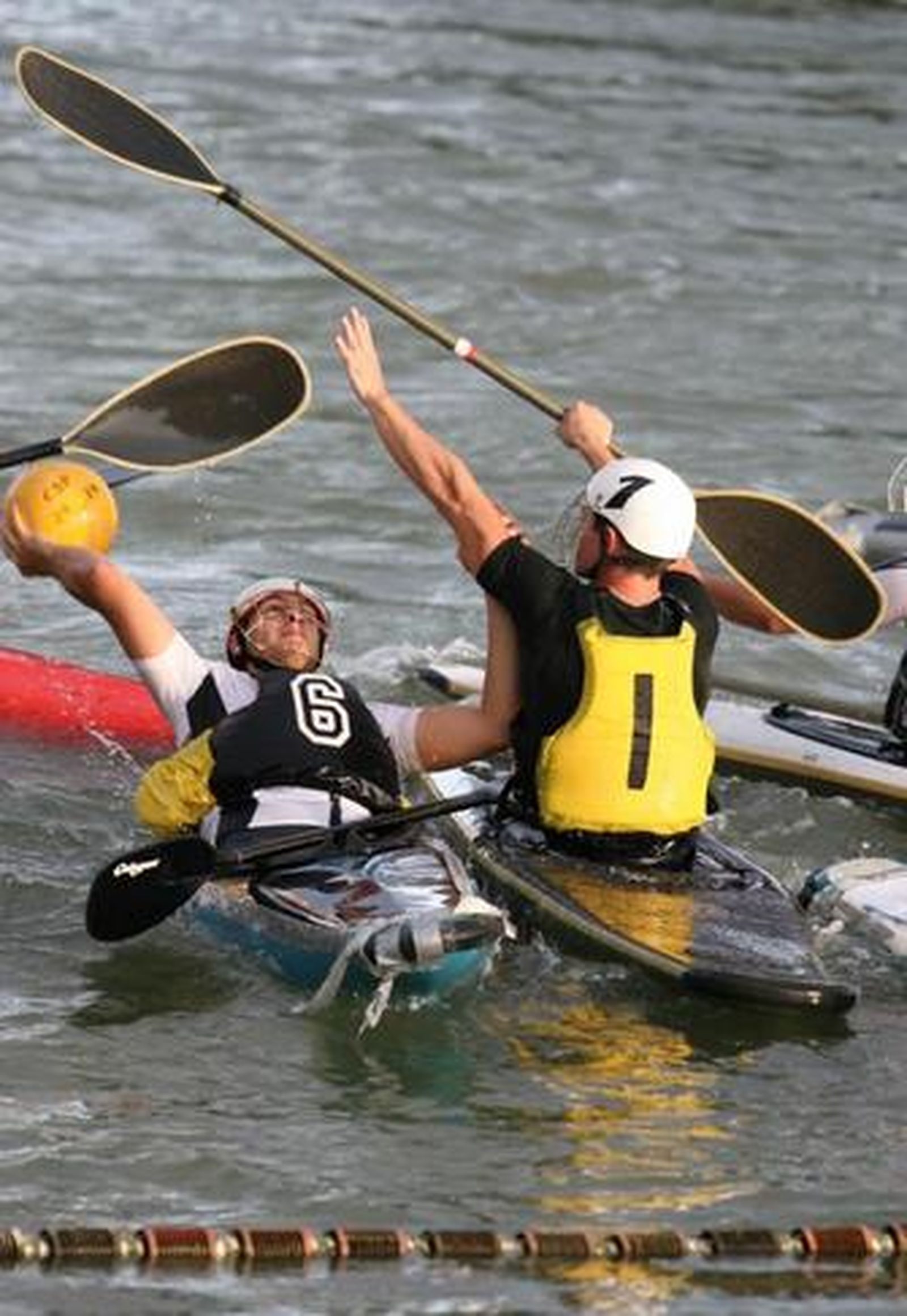 Socios del Club Sevillano de Piragüismo durante una sesión de kayak-polo en el río Guadalquivir.