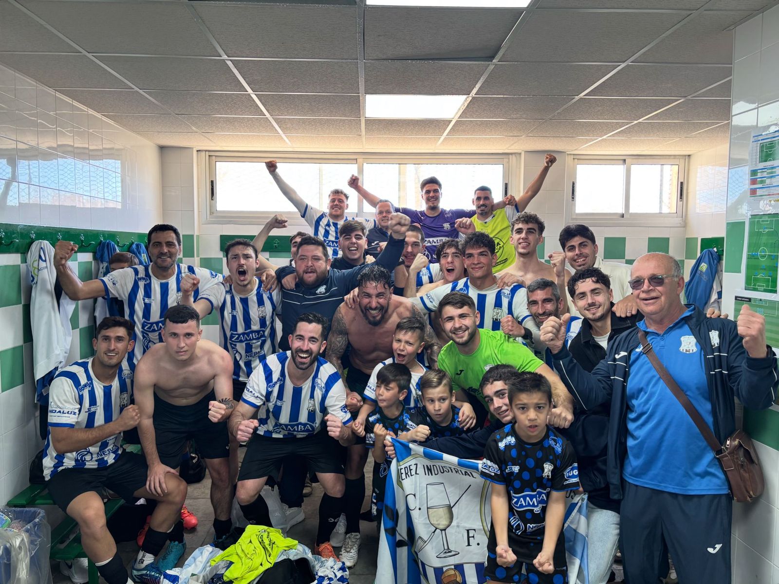 Los jugadores del Jerez Industrial celebran el triunfo en Rota.