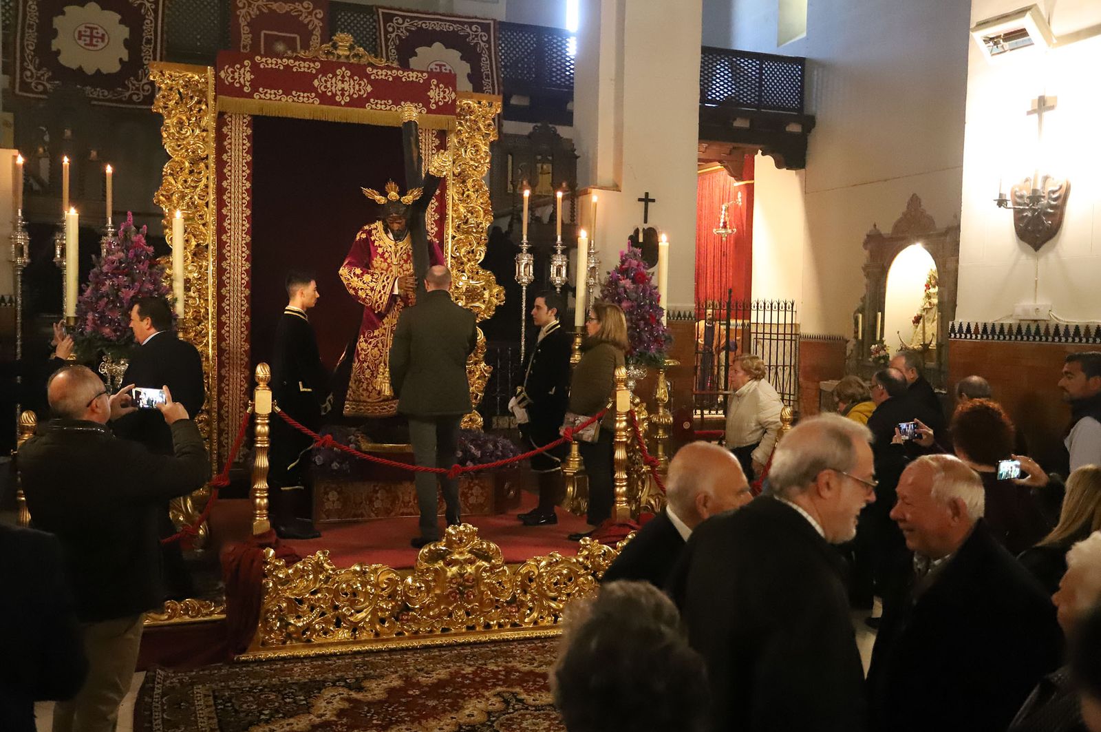 Imágenes de la bendición la la nueva túnica del Señor de Pasión y posterior besamanos