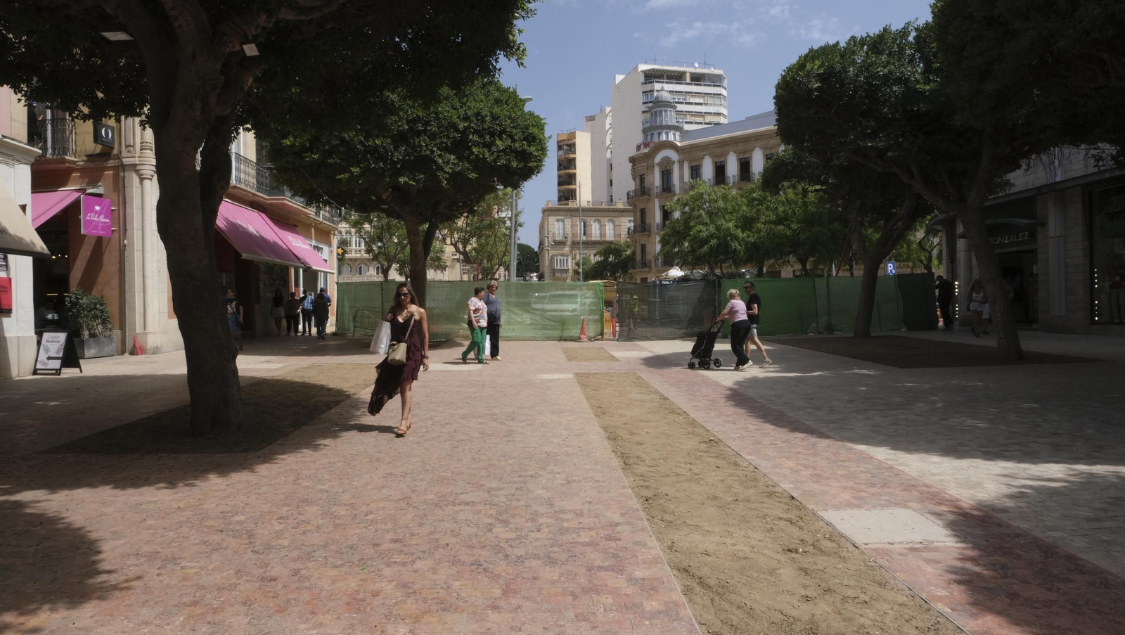 Las obras de peatonalización del Paseo de Almería entran en el turno de noche, en imágenes