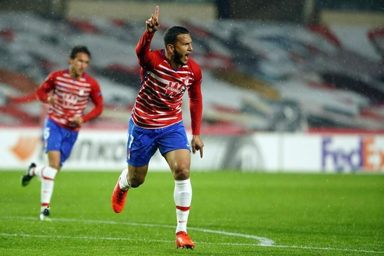Luis Suárez celebra el primer gol de los rojiblancos ante el Omonia.