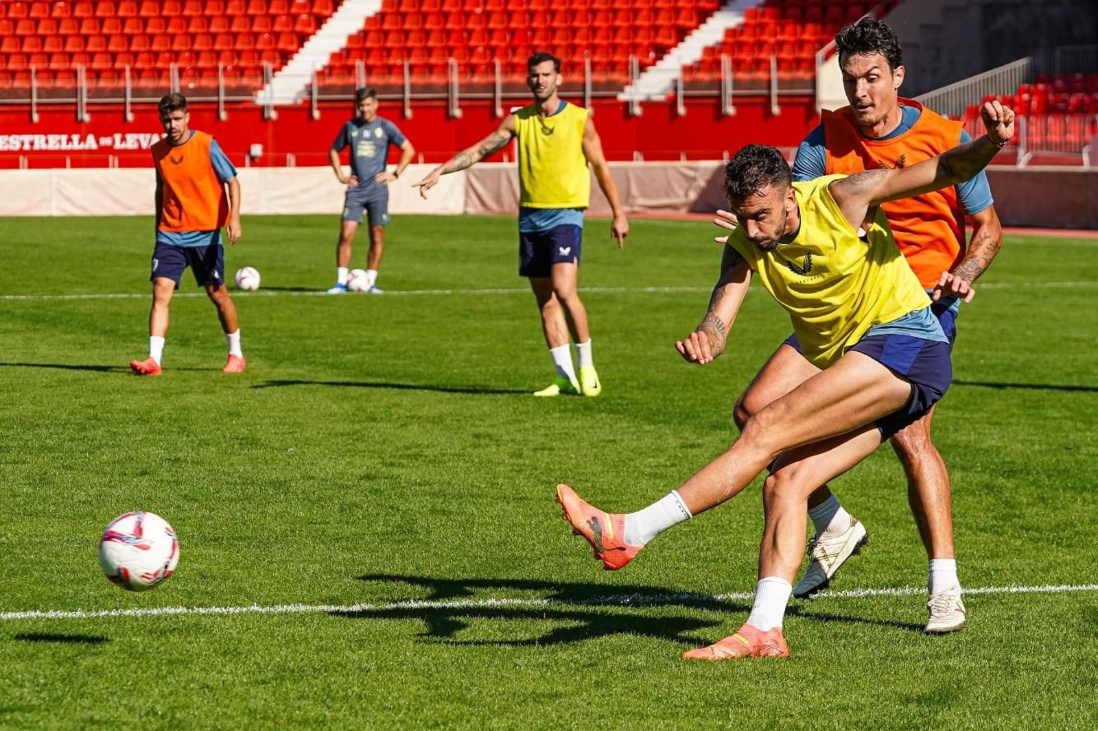 El lateral busca un pase bajo la presión de Radovanovic.