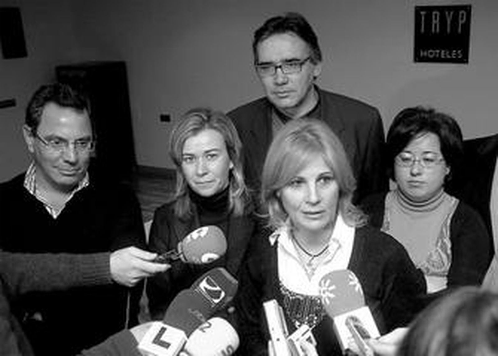 García-Pelayo, arropada ayer por sus concejales y por la secretaria provincial, Teresa Ruiz Sillero.