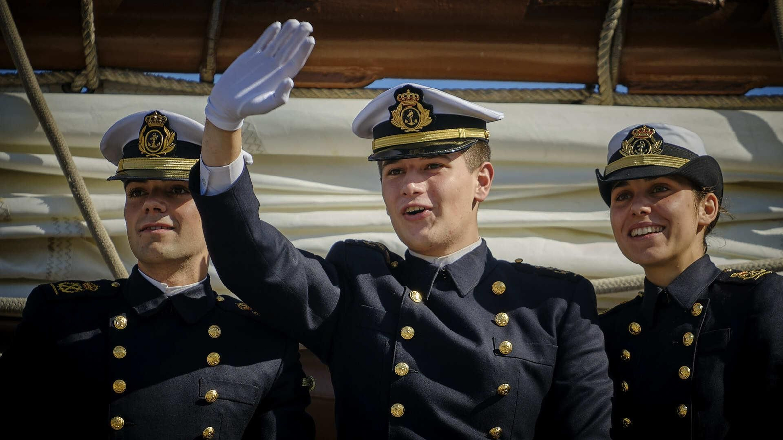 El buque escuela 'Juan Sebastián de Elcano' inicia su crucero de instrucción desde el muelle de Cádiz.