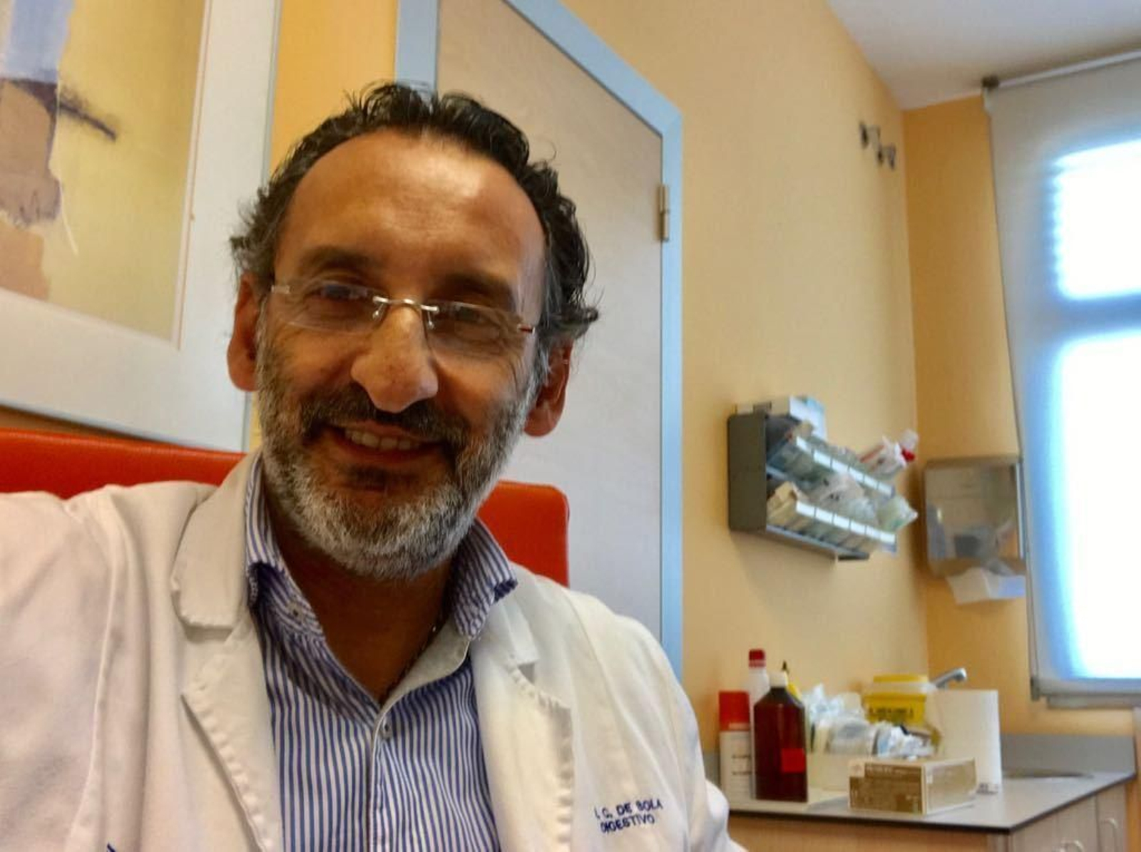 El doctor Carlos de Sola, en su consulta.