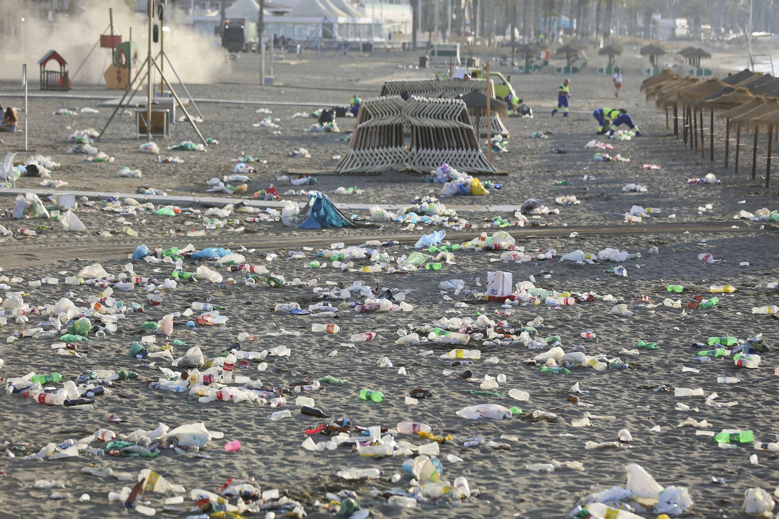 Las fotos de la basura en las playas de Málaga tras San Juan
