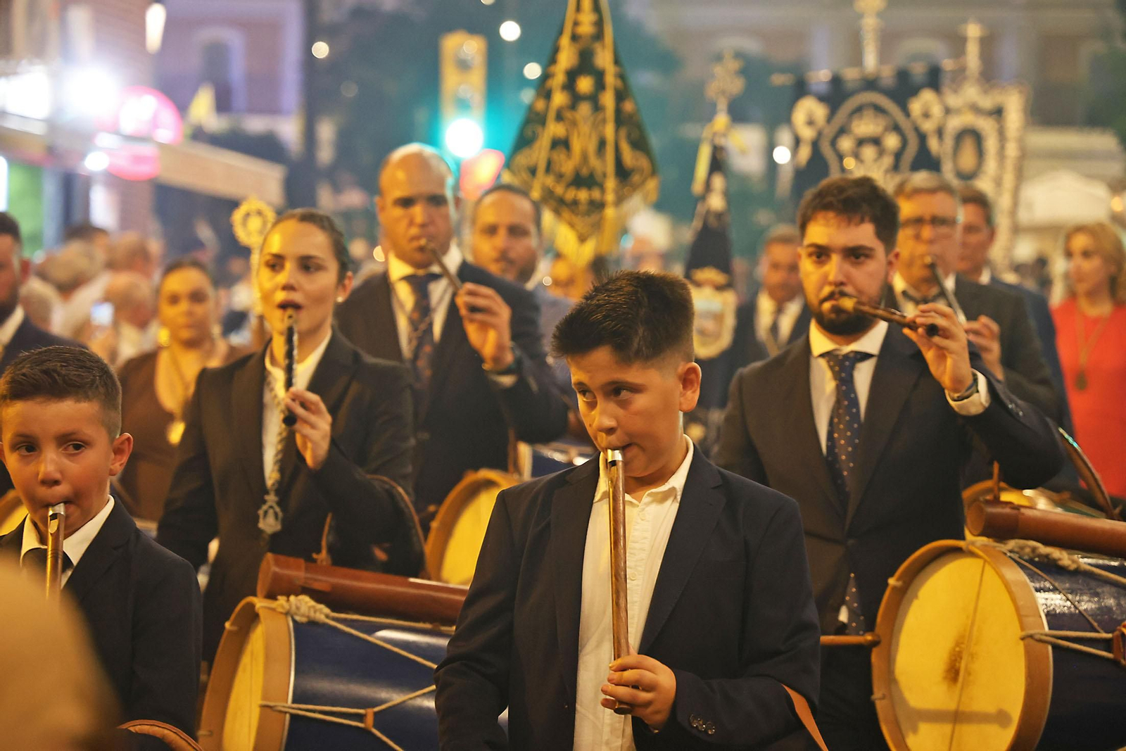 Imágenes del regreso de las hermandades a Emigrantes al finalizar el Rosario Jubilar rociero