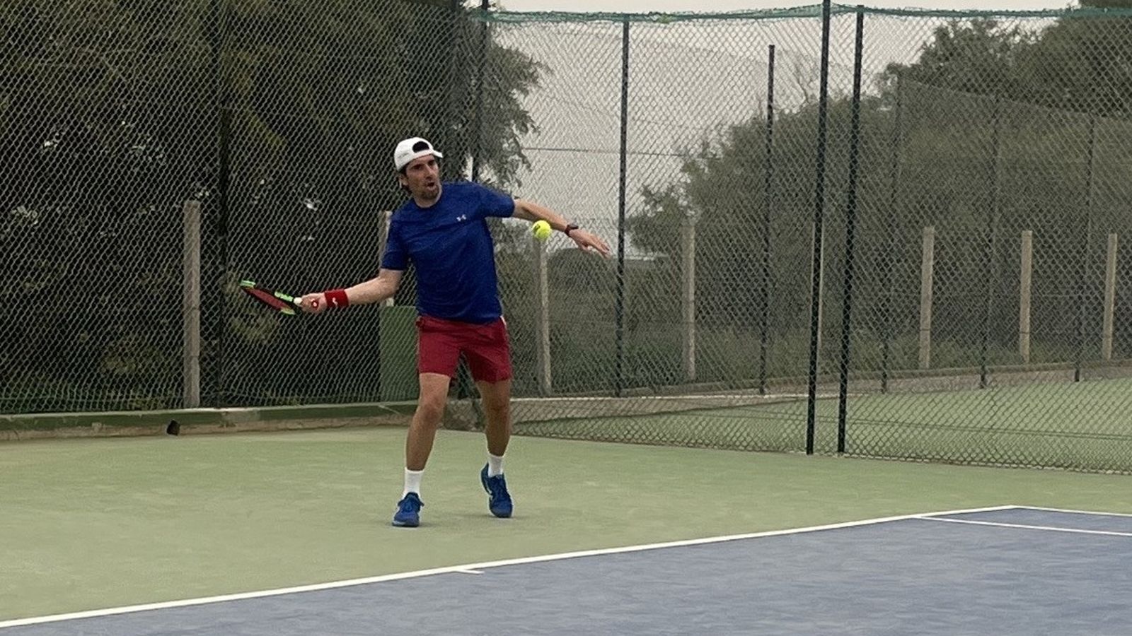 José Alberto se dispone a golpear la bola en uno de sus partidos en La Salina.