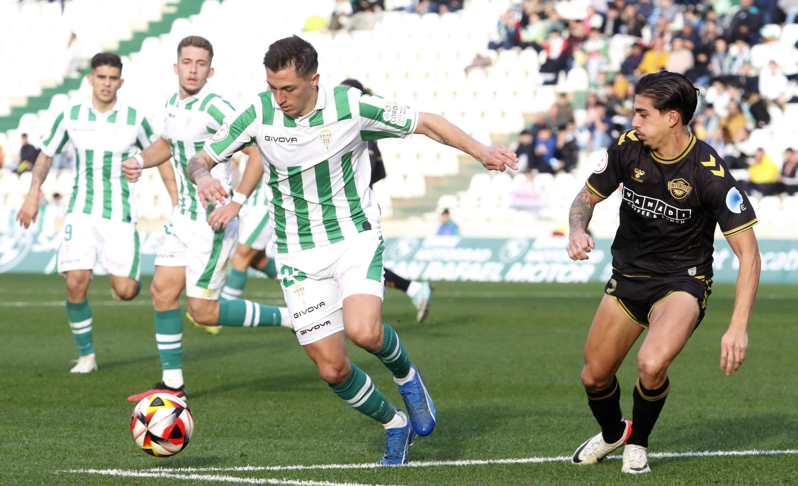 Carracedo, durante un lance del duelo de la primera vuelta ante el Intercity.