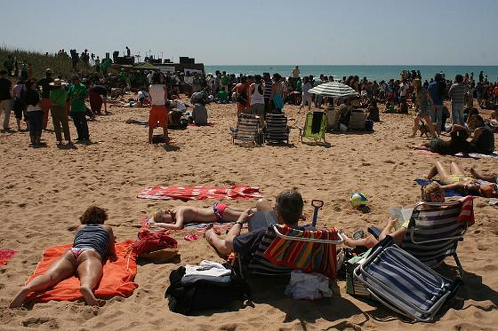 Unas 600 personas se concentran para protestar contra el macroproyecto hotelero en El Palmar. 

Foto: Manuel Aragon Pina