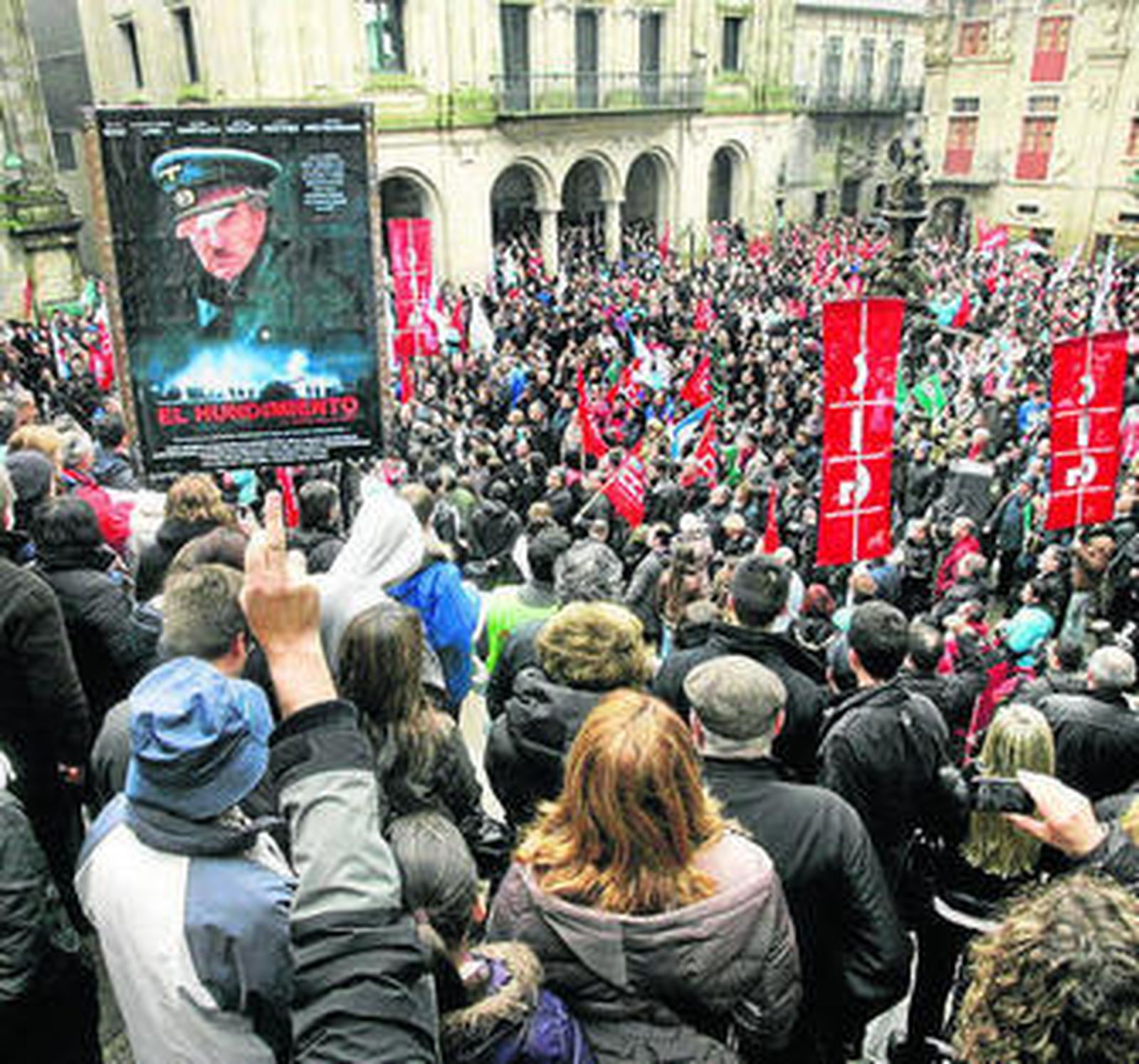 Manifestación en Santiago, ayer, contra los despidos en Novagalicia.