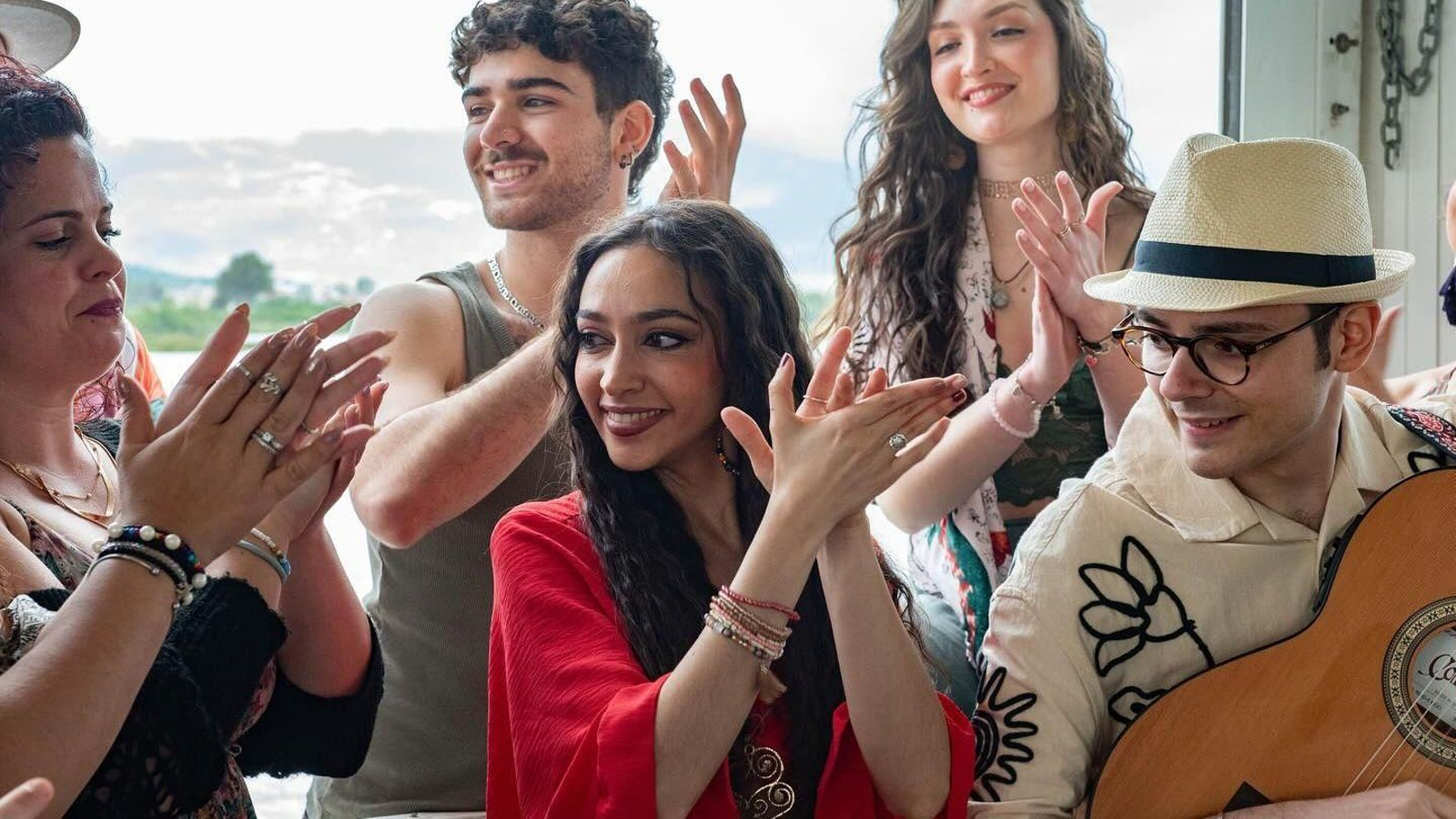 Naomi Santos en su último videoclip, 'A mí me interesa', grabado en la playa de Palmones.