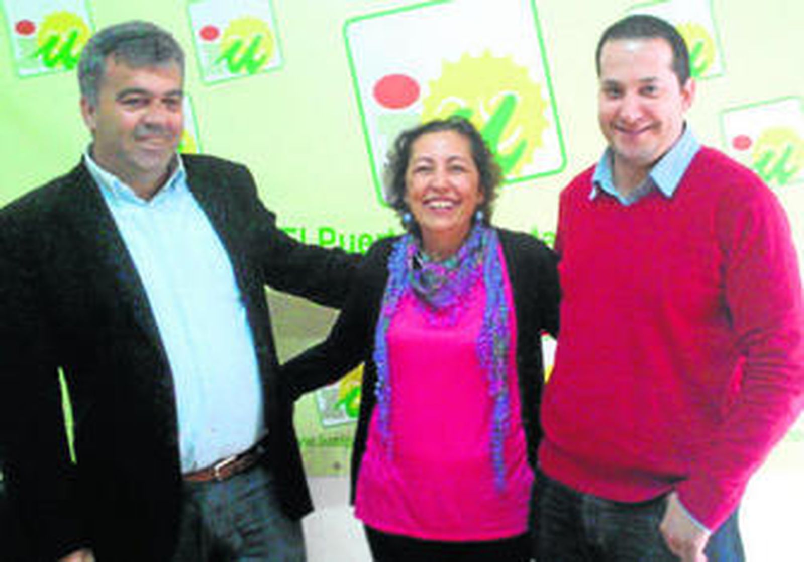 Manuel Cárdenas, ayer en la sede local de Izquierda Unida junto a Pepa Conde y el futuro concejal de la formación, Antonio Fernández.