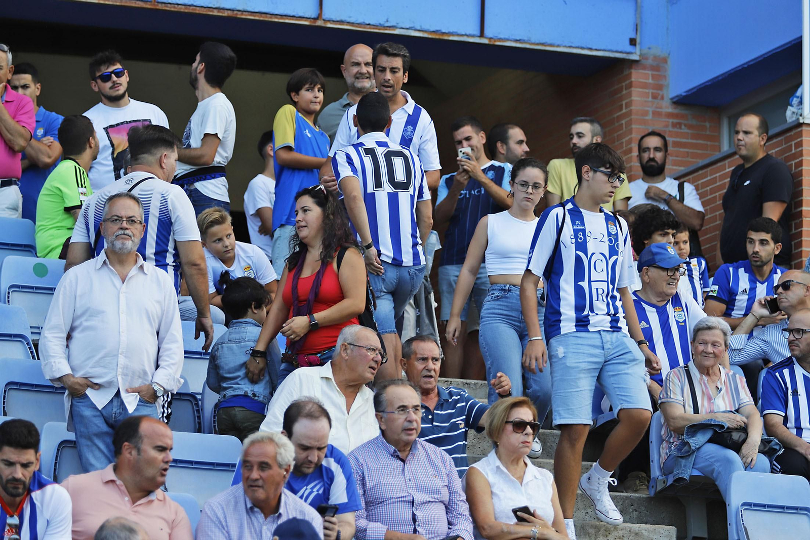 Imágenes del ambiente en el Recreativo de Huelva y Antequera CF