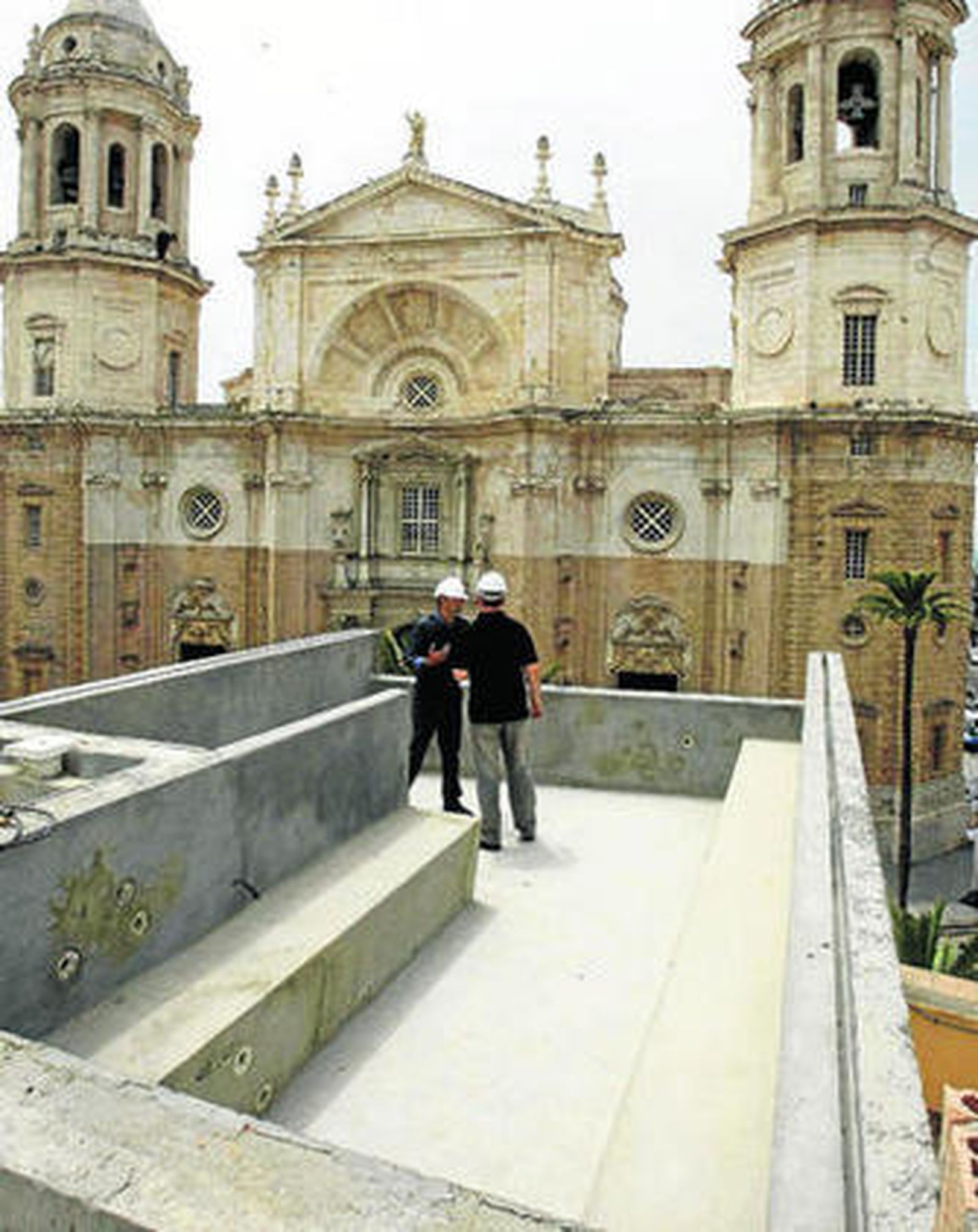 El espectacular jacuzzi construido en la azotea y que estará rematado con unas pantallas de cristal.