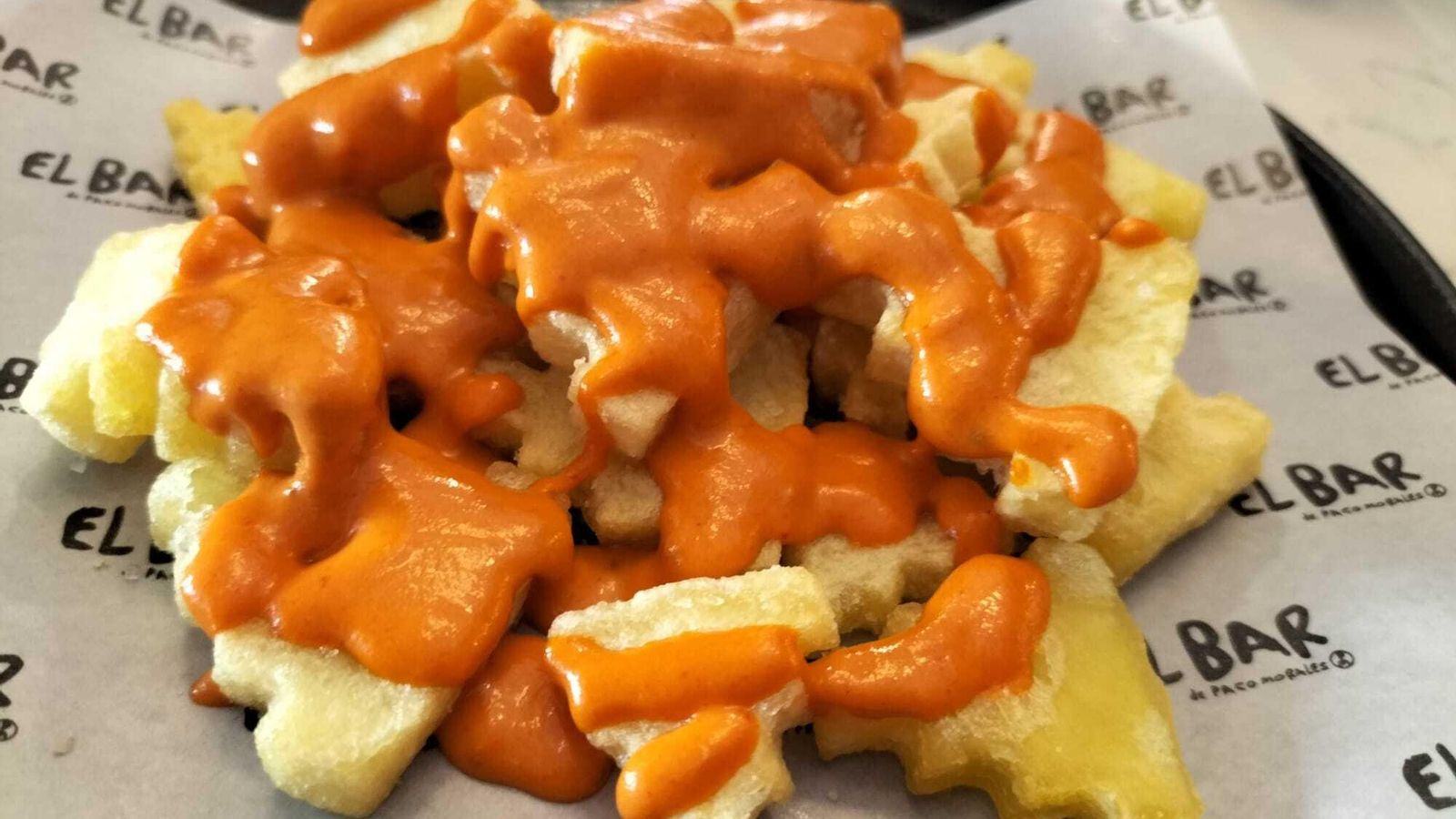 Paco Morales ha elaborado una chispeante salsa brava para su colaboración con La Casera