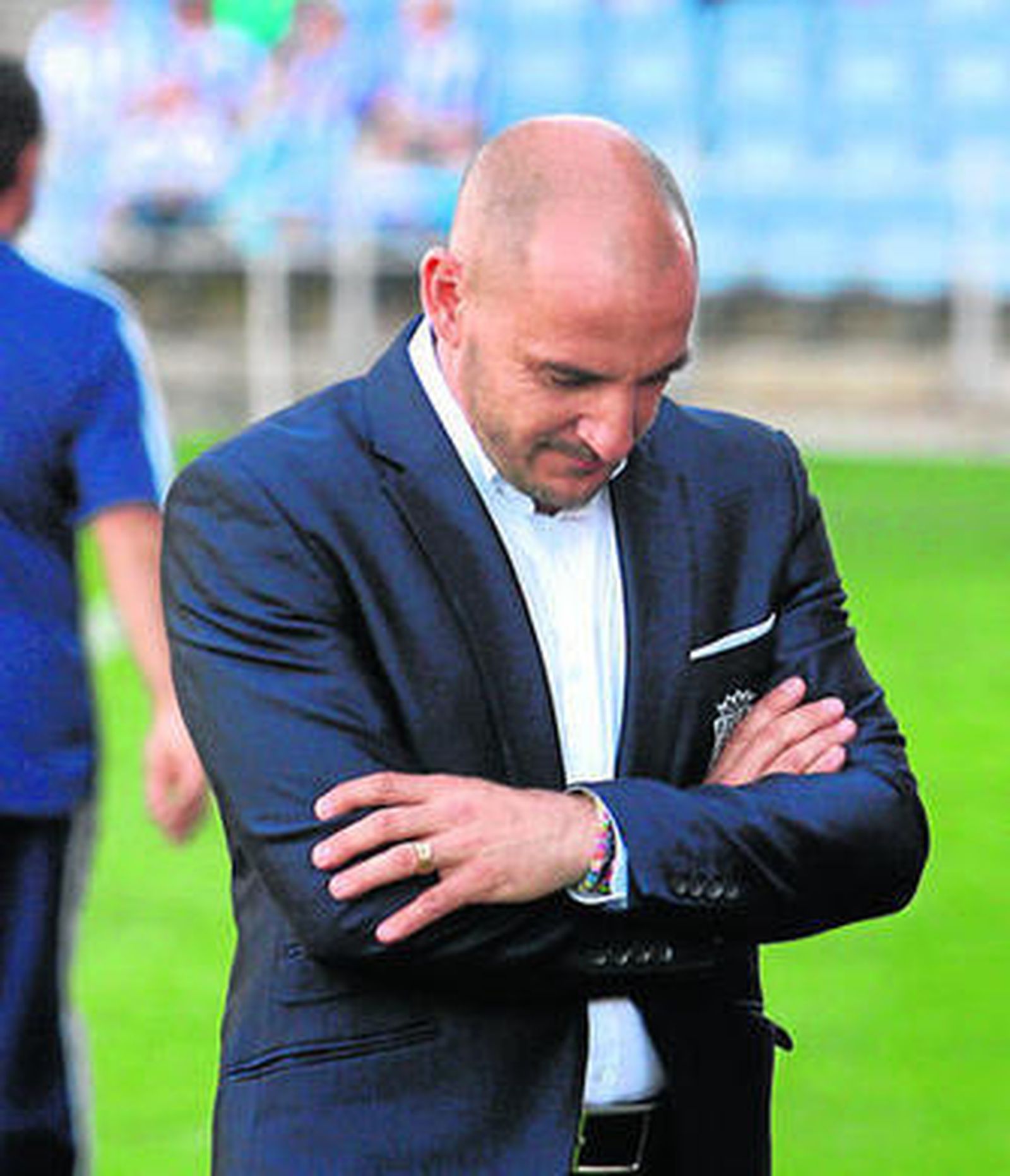 Albert Ferrer, con gesto serio ayer durante el partido en el Nuevo Colombino de Huelva.