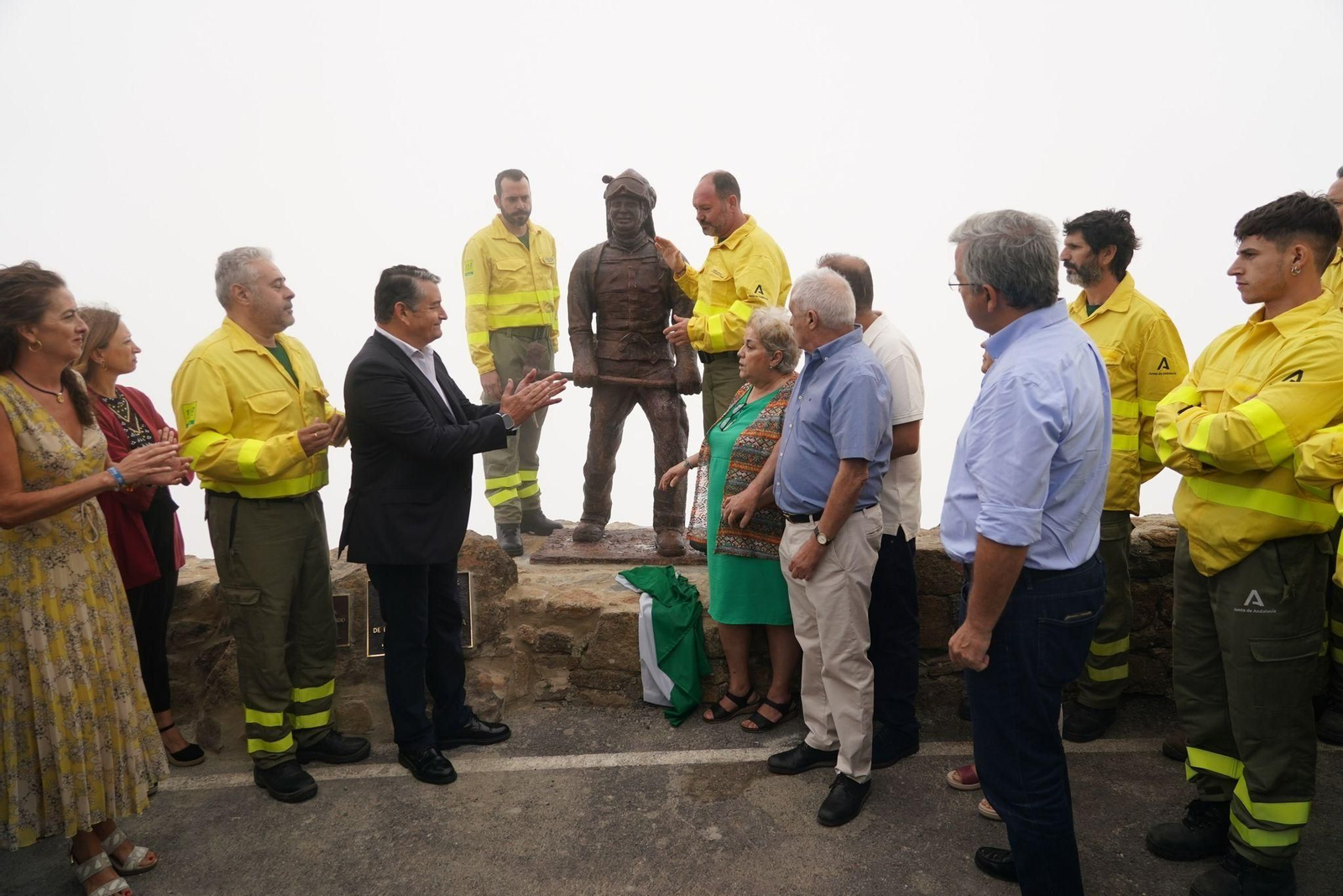 Compañeros y familiares junto a la estatua en memoria de Carlos Martínez Haro.